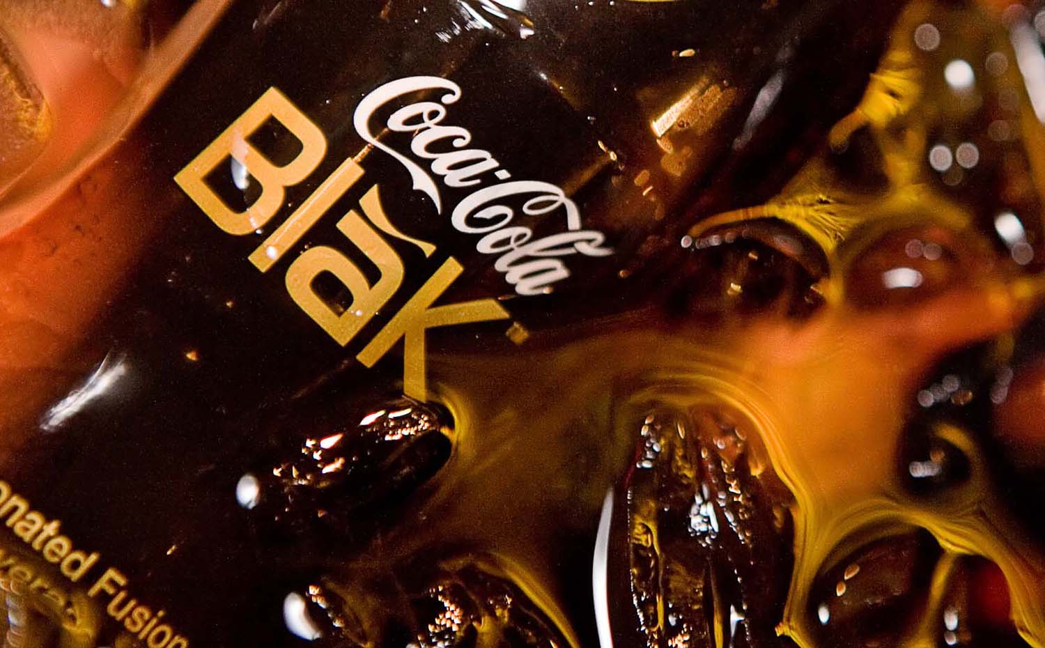 Commercial-Coke-Blak. Coca Cola quiso apuntarse a la moda de las bebidas energéticas con la Blak, una mezcla de Coca Cola y café lanzada en 2006. Dejó de venderse apenas dos años después