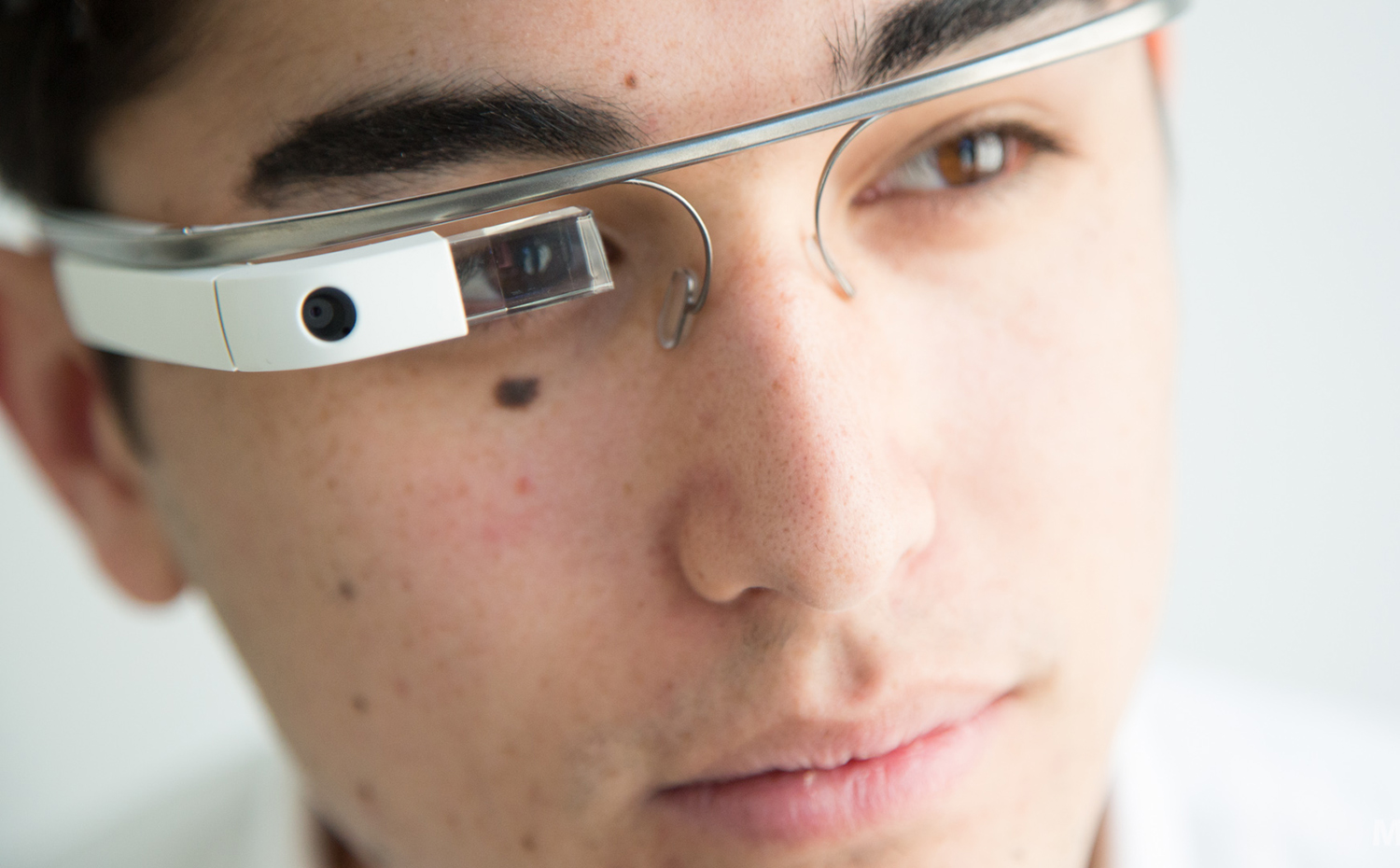 Google-Glass-Mashable-5. Las Google Glass fueron consideradas por la revista Time uno de los inventos del año 2012. El revuelo que causaron cayó en saco roto. Ni siquiera sus propios ingenieros se ponían de acuerdo sobre las funciones básicas que debía incorporar