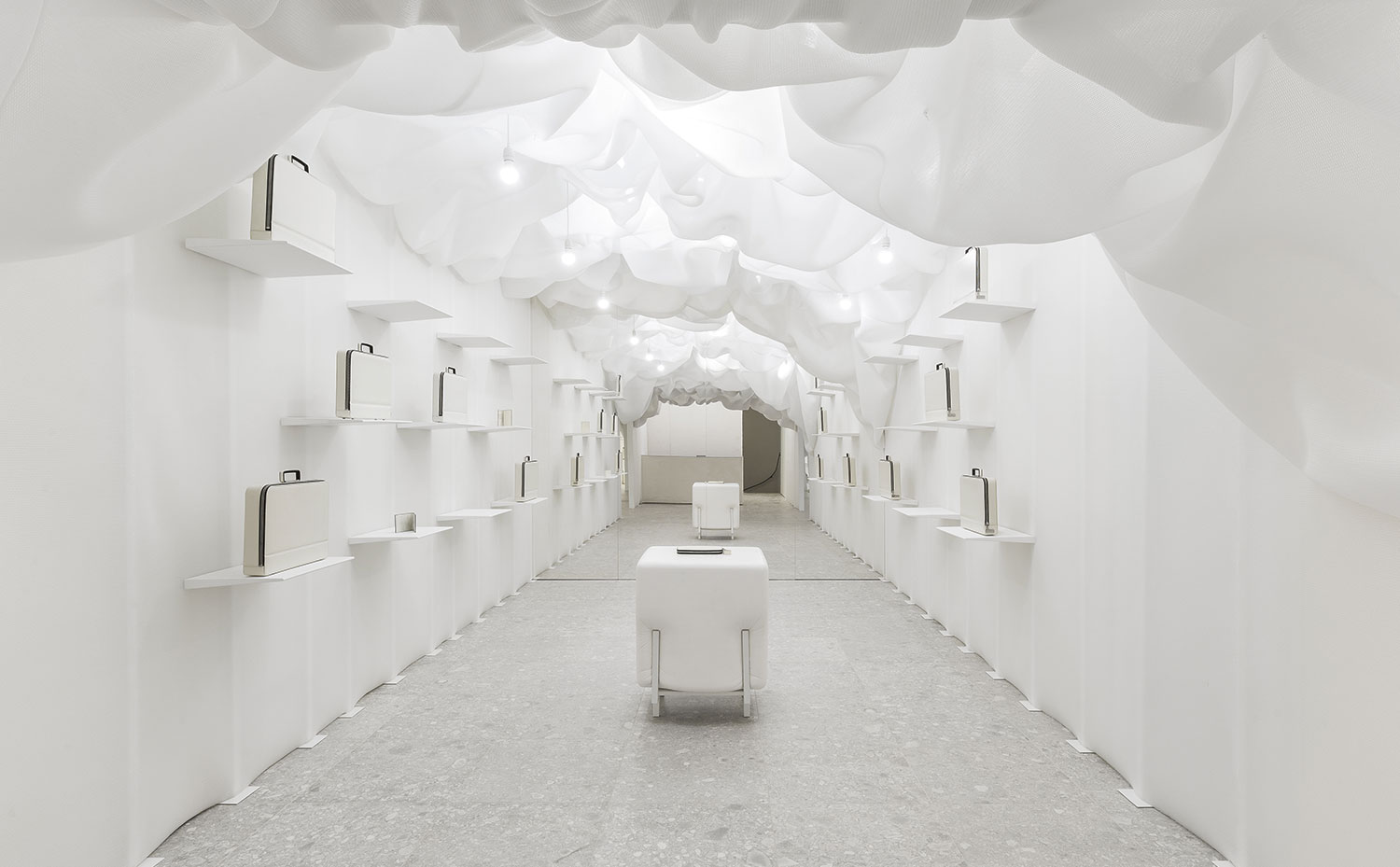 La tienda Valextra en Milán de Snarkitecture es como una cápsula en el tiempo. La tienda Valextra en Milán, de Snarkitecture, es una cápsula en el tiempo