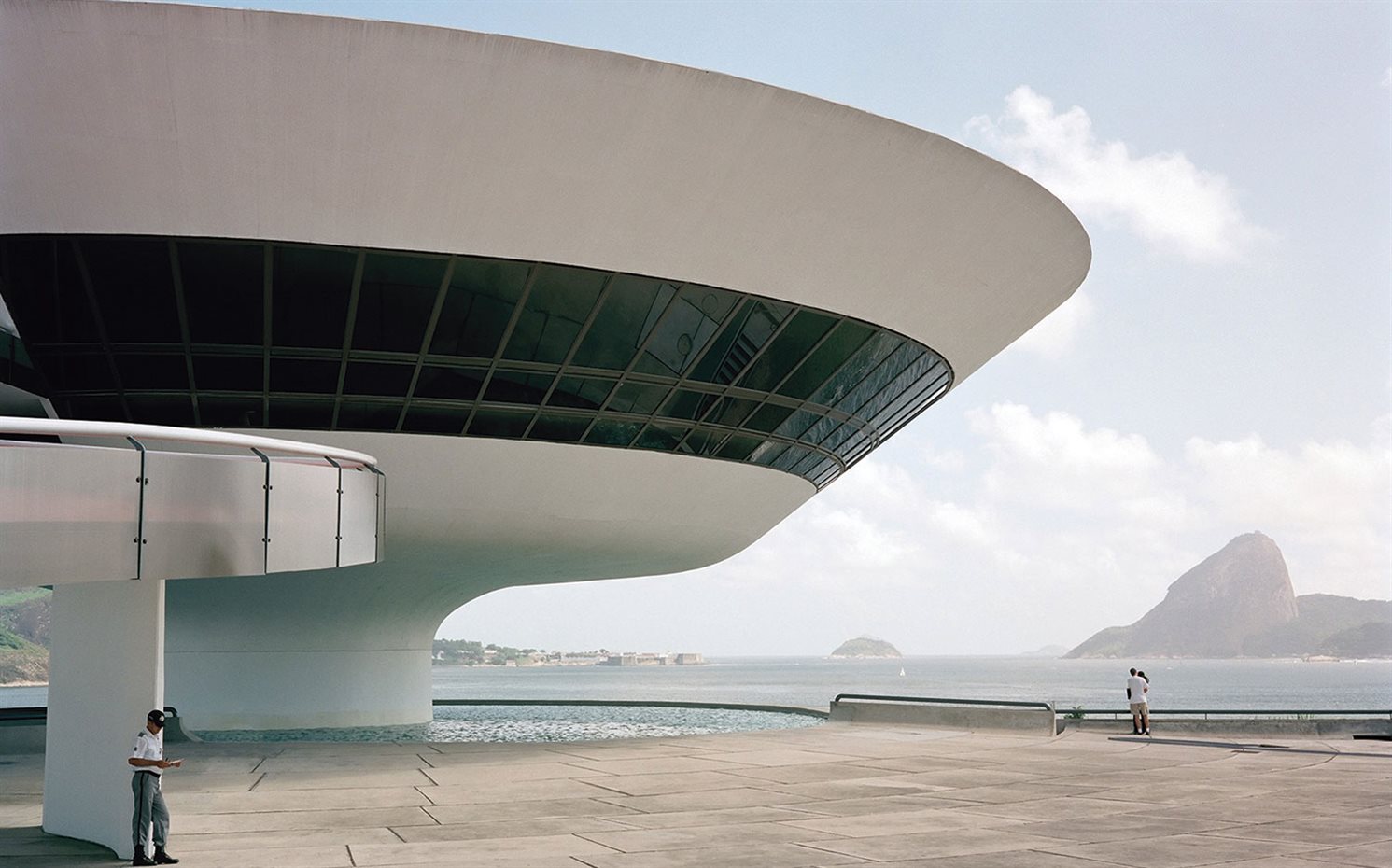 Museo de Arte Contemporáneo Niterói de Oscar Niemeyer (Niterói, Río de Janeiro) . Museo de Arte Contemporáneo Niterói de Oscar Niemeyer en Niterói, Río de Janeiro 