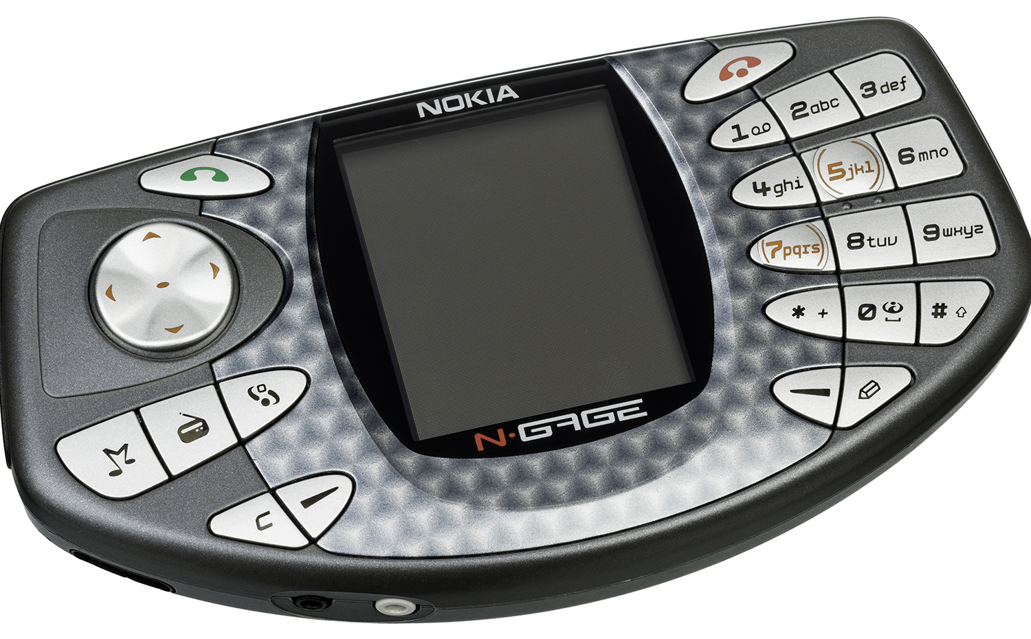 Nokia-NGage-LR. Nokia N-Gage, un híbrido entre teléfono móvil y consola de juegos portátil lanzado en 2003, podría haber llegado lejos de no haber tenido un diseño tan rematadamente malo. Por ejemplo, el teclado era de lo más incómodo, y el micrófono y el altavoz estaban en un lado para que la grasa del rostro no manchara la pantalla, por lo que había que hablar por el lateral