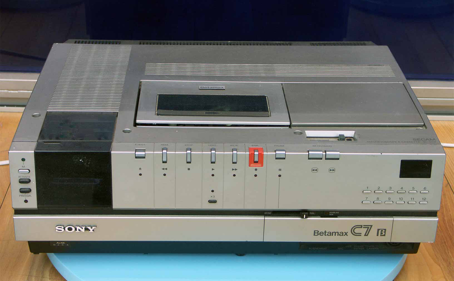 Sony-Betamax-Recorder. En el caso del Sony Betamax, podría aplicarse el dicho de "la avaricia rompe el saco". Sony no quiso licenciar el formato para tener la exclusiva, como sí hizo JVC con el VHS. Cuando quiso rectificar, ya fue demasiado tarde y se encontró con un mercado copado