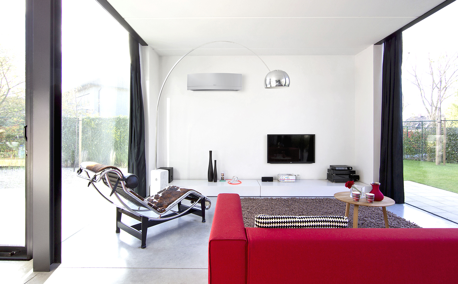 Daikin Emura. La mejor garantía de utilizar un sistema de aire acondicionado eficiente y respetuoso con el medio ambiente es la firma de prestigio, que además de un producto más ecológico aportará un diseño más elegante y mayor durabilidad. En la imagen, modelo Emura, de Daikin
