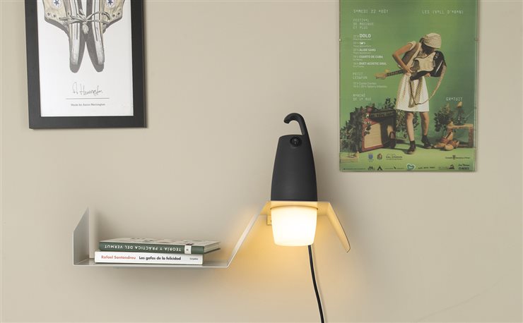 Gracias a unos simples pero inteligentes accesorios, la luminaria se puede transformar en un aplique de pared o en una luz de ambiente con revistero integrado 