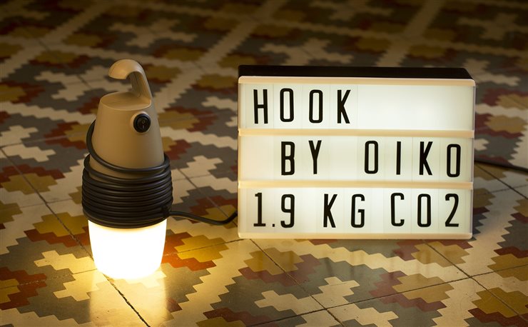 Fiel a su compromiso de transparencia medioambiental, OiKo Design Office informa de que en la producción de Hook solo se han emitido 1,9 kg de CO2