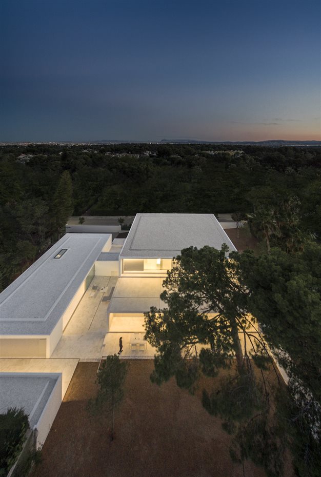 FRAN SILVESTRE ARQUITECTOS  HOUSE BETWEEN THE PINE FOREST  (40). Casa en Paterna, por Fran Silvestre