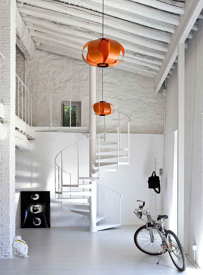 Columnas en el salón de una casa