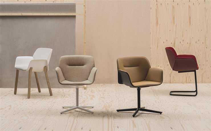 La silla Nuez, de Patricia Urquiola para Andreu World, nace de la idea de utilizar el plástico como si fuera un trozo de papel, imitando los gestos de doblarlo