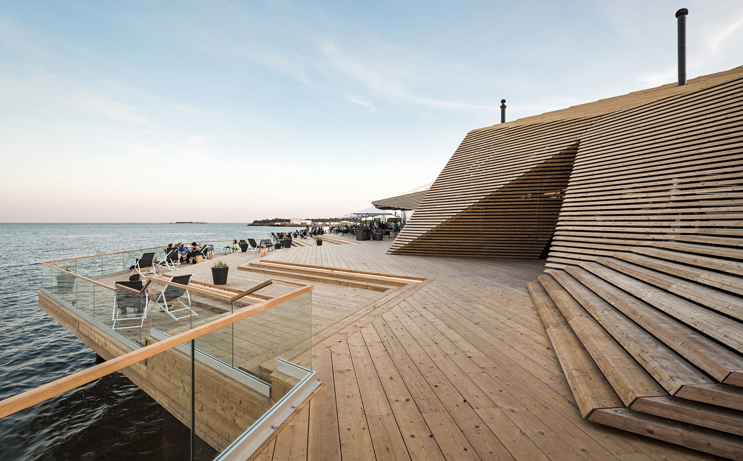 160531 loyly 132. Si hay un lugar donde la cultura de la sauna está en el ADN de sus habitantes, ese es Finlandia. La sauna pública Löyly en Helsinki, un diseño de Avanto Architects inspirado en las rocas de una playa, nos descubre espectaculares vistas enmarcadas