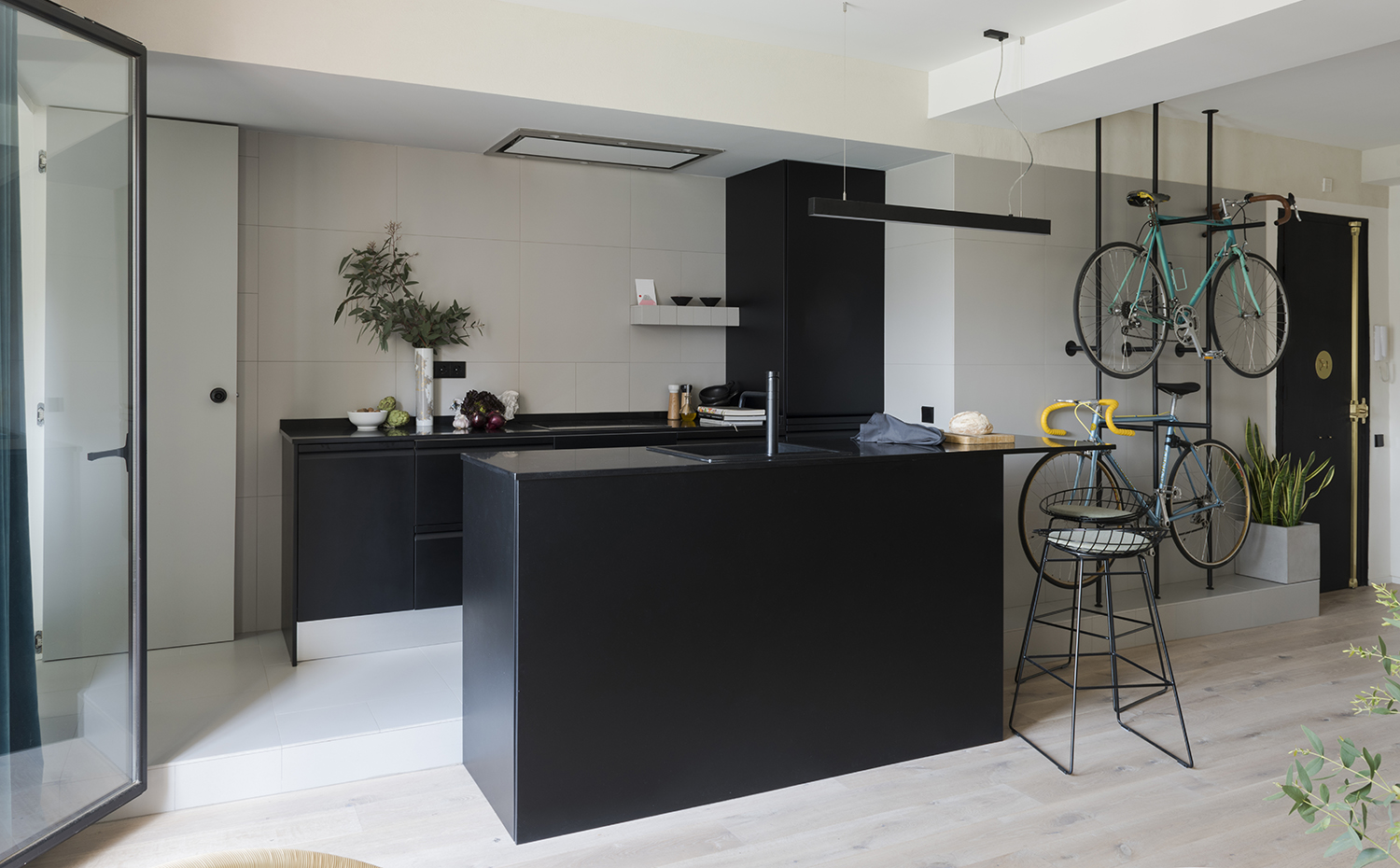 22 DSC 6004. El mobiliario de cocina ha sido realizado por TPC. Taburetes Wire, diseño de Cees Braakman y Adriaan Dekker para Pastoe. Lámpara colgante Line C-75, de Onok Lighting