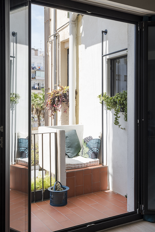 37 DSC 6106. En el lugar que ocupaba la lavadora en la terraza se ha realizado un asiento de obra. Cojines, de Marimekko