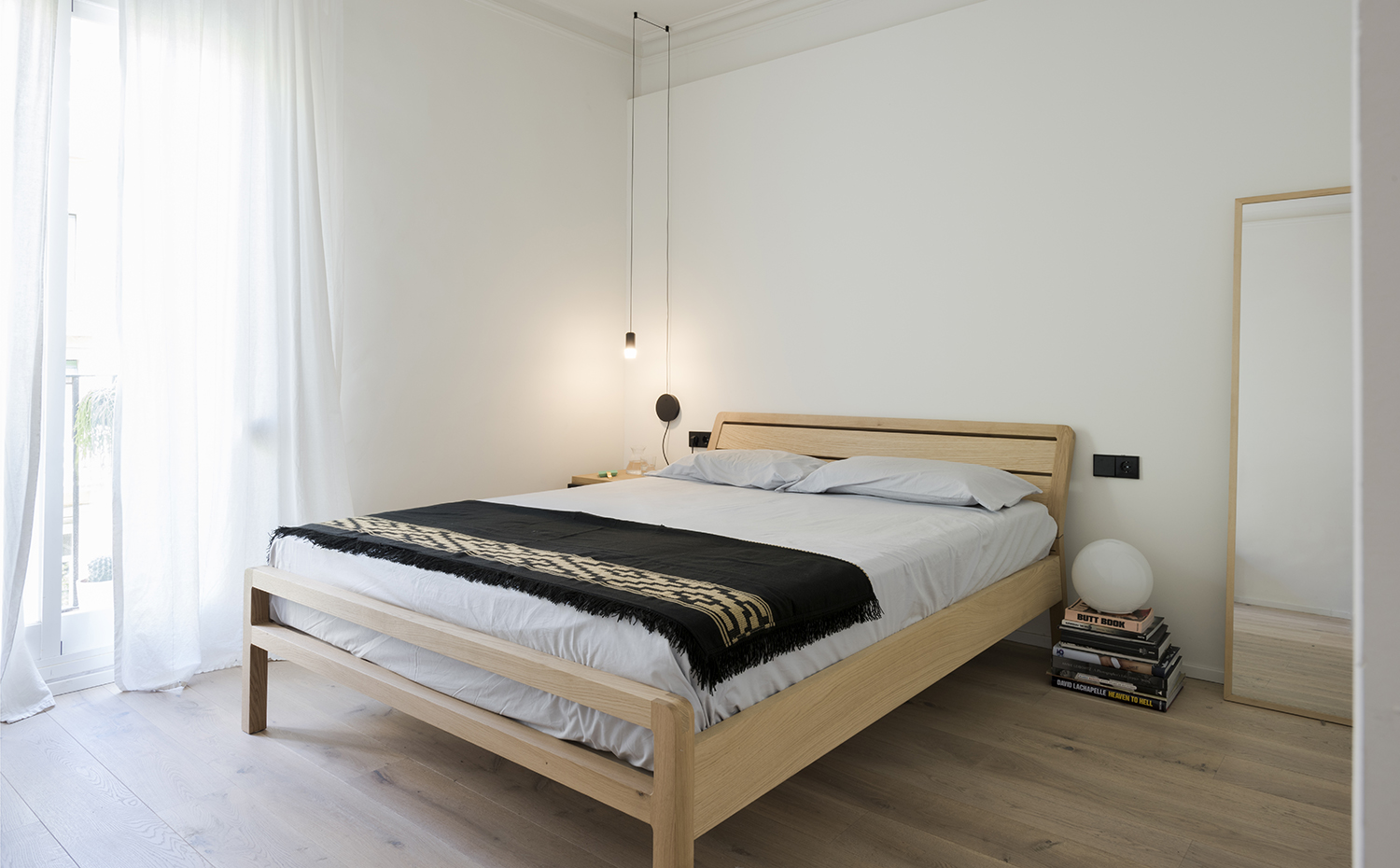 42 DSC 6208. Cama Radus, de Habitat. Lámpara Wireflow, de Arik Levy para Vibia
