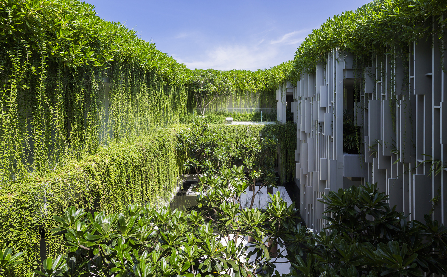 7 SmoothlyFlowing. MIA Design Studio realizó en el Naman Spa, ubicado en Da Nang (Vietnam), un auténtico complejo de sanación termal, donde los jardines colgantes que filtran la intensa luz solar tropical y los estanques de loto transforman las quince salas de tratamiento en algo que va más allá del simple baño terapéutico