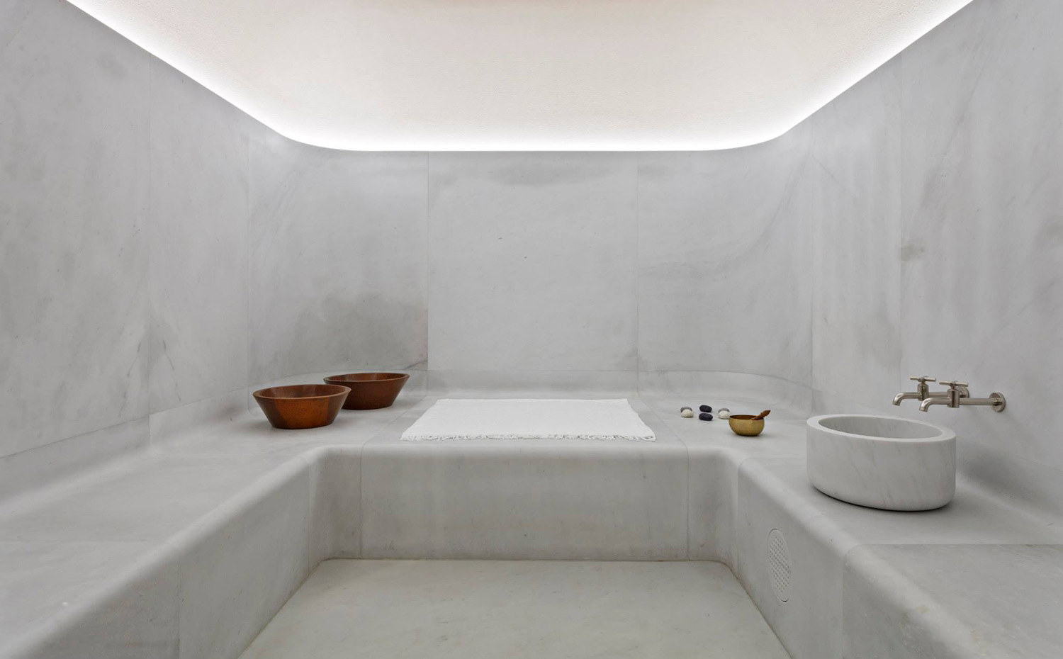 akasha holistic wellbeing centre. El Akasha Holistic Wellbeing Centre diseñado por David Chipperfield en pleno Londres basa su diseño en la utilización del mármol de Carrara o mármol Lunense de los  Alpes en lavabos, bancos, bancadas de masaje e incluso sumideros de mármol