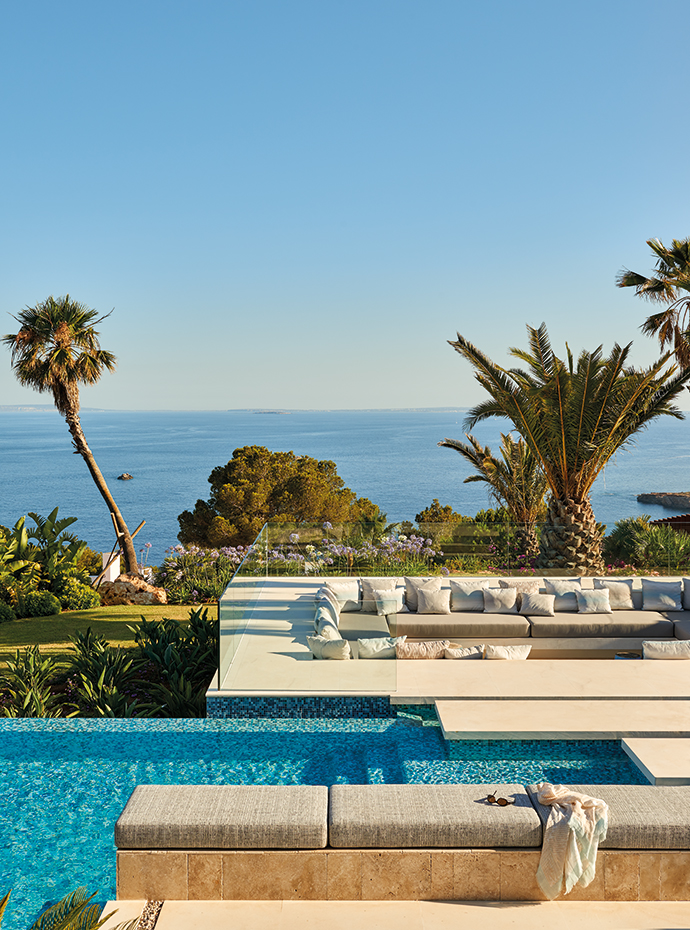 AyD-Saota(Ibiza)2275. Los espacios exteriores se han dispuesto de forma escalonada para crear una especie de anfiteatro asomado al majestuoso escenario del Mediterráneo