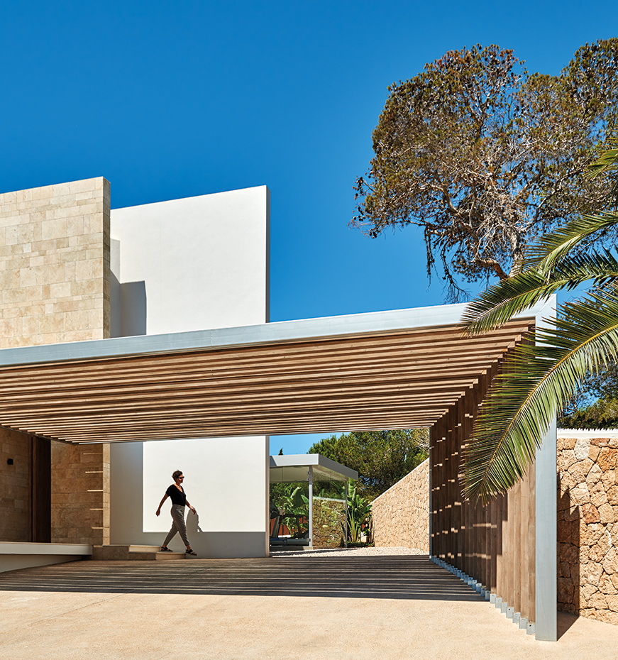 AyD-Saota(Ibiza)2327. Las vigas de madera que cubren a medias los porches dibujan sombras geométricas a lo largo del día que aportan carácter al espacio y transforman muros y suelos en superficies pictóricas