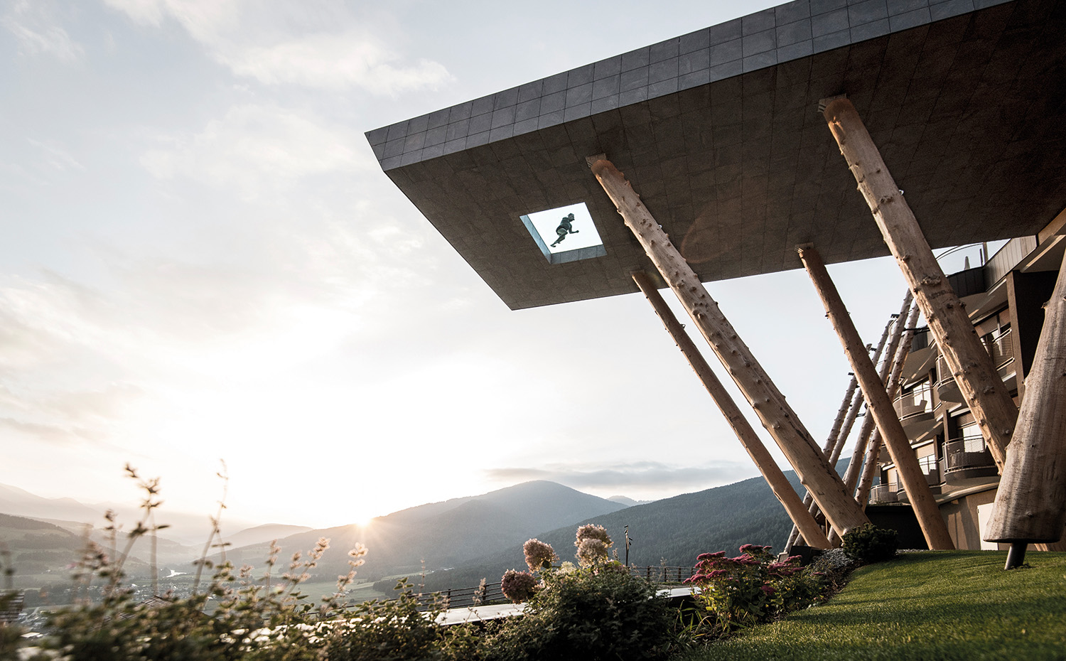  DSC7159b. La experiencia de nadar en la piscina termal del Hotel Hubertus, asomado a la cordillera de los Dolomitas, en el Tirol austríaco, es difícilmente olvidable: una plataforma de piedra antracita suspendida entre el suelo y el cielo, rematada en uno de sus lados y en el fondo por una pared de cristal
