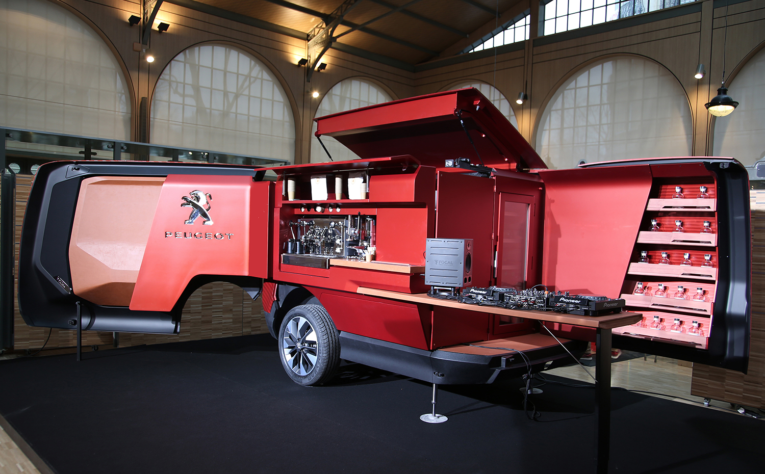peugeot d  veloppe un food truck de luxe 991. Peugeot Foodtruck "Le bistro du Lion"