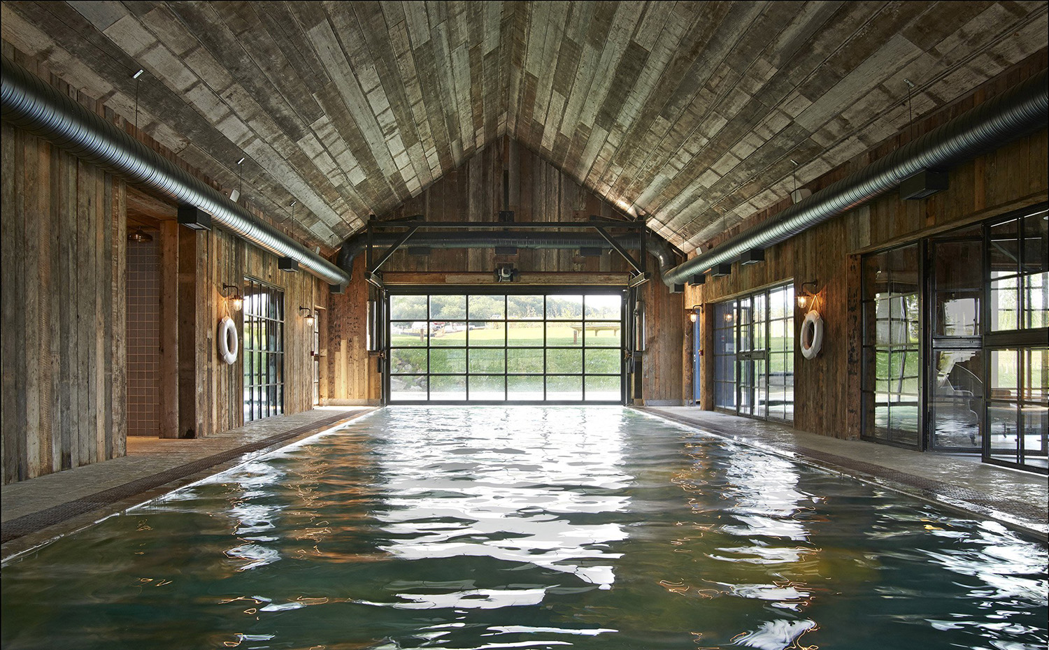 soho-farmhouse-6. Levantado en las afueras de Oxford (Inglaterra), Soho Farmhouse es un complejo lúdico surgido a partir de la reconversión de una antigua granja en un terreno de más de 40 hectáreas. La zona termal se encuentra en una nave de madera maciza de cubierta inclinada y marcado carácter industrial