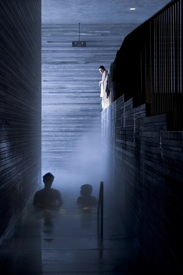 vals. Las termas de Vals (Suiza) se han convertido en el gran icono de la arquitectura termal. Peter Zumthor creó en 1996 unas cavernas de geometría exquisita y piedra autóctona. Un lugar perfecto para el descanso y la relajación