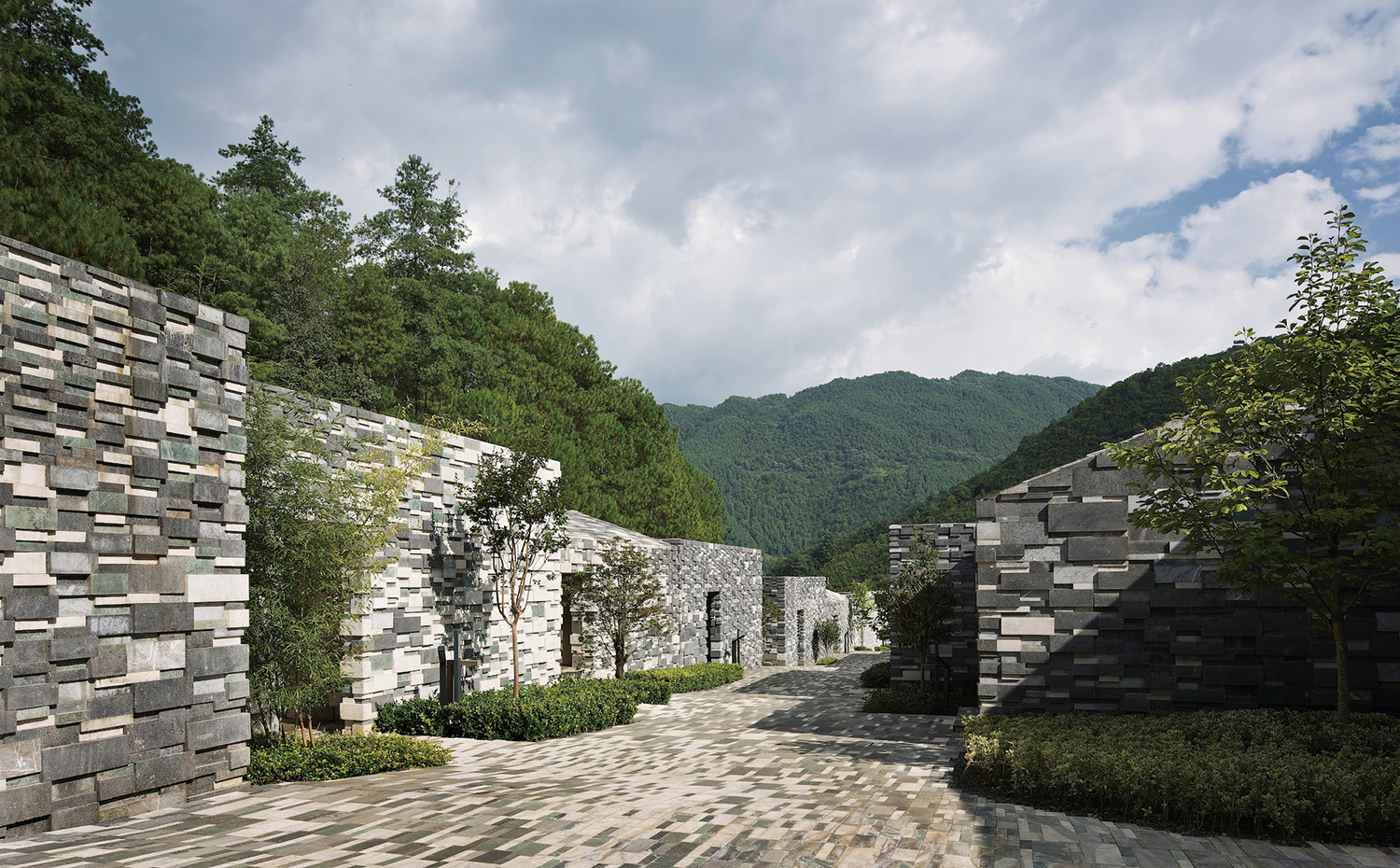 yunfeng spa resort. El dinamismo creado por las distintas tonalidades de piedra que revisten los espacios exteriores del Yunfeng Spa Resort evoca las aguas bravas de un río. Es el carácter que el estudio de Kengo Kuma ha querido imprimir al diseño de este balneario situado en el suroeste de China