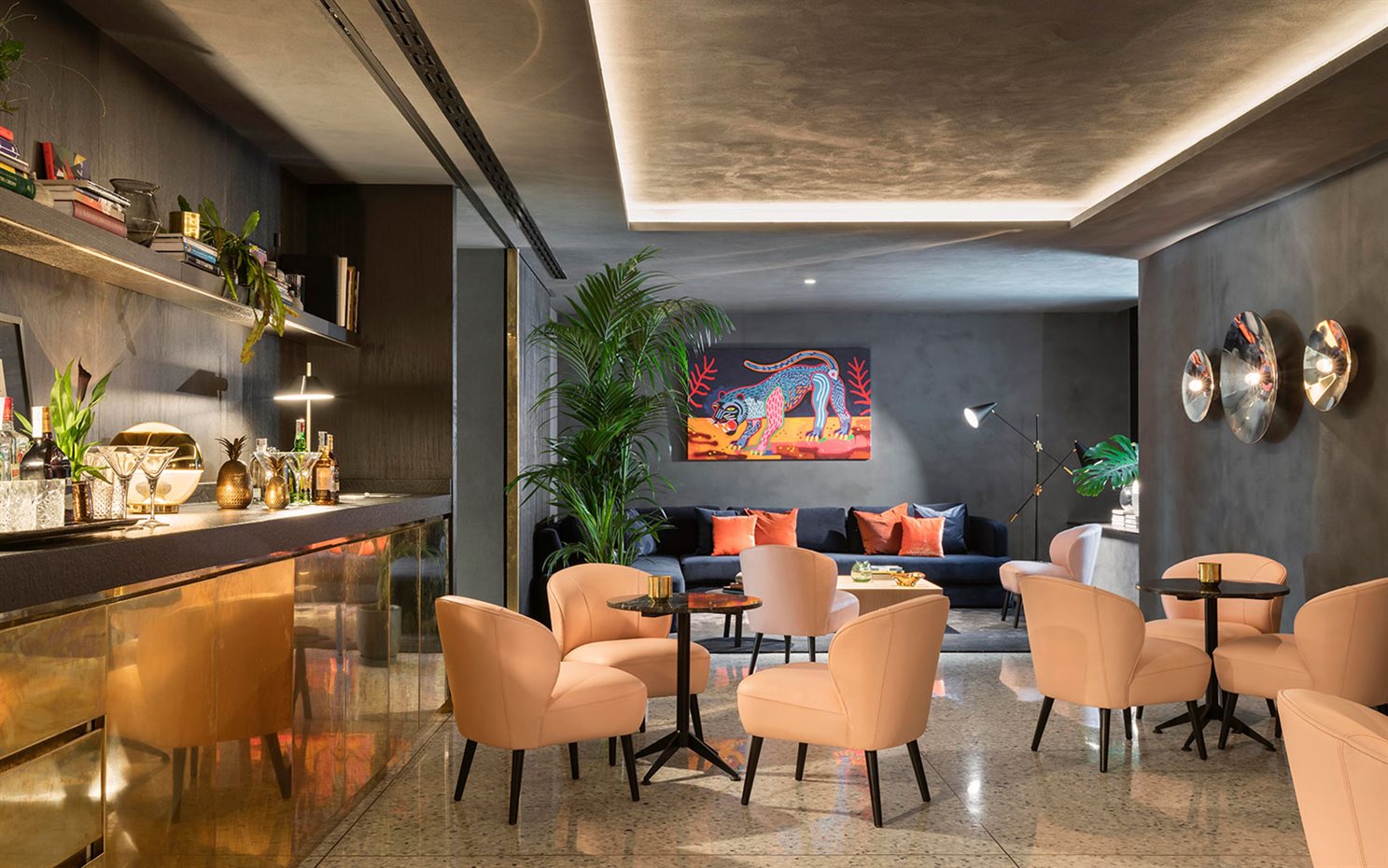 Bar Lounge 2. También en el lounge, paredes con estuco aplicado manualmente en tonos grises, utilizando una paleta de colores tono sobre tono