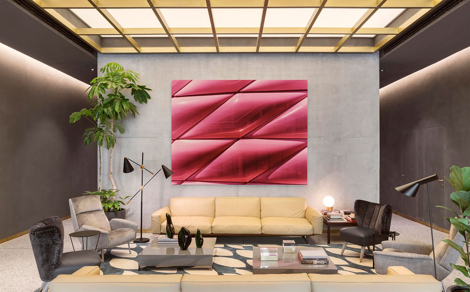 El hall del hotel . La gama de colores oscura y neutra se rompe con algunas notas de color como la fotografía "There's Something in There", de Ola Kholehmainen