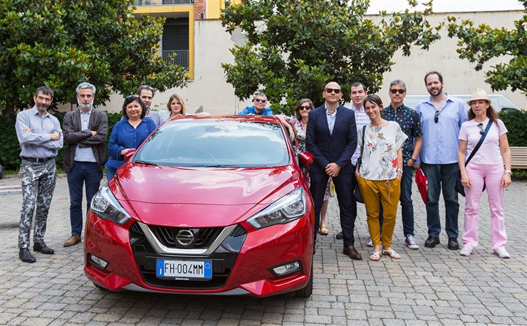 Los asistentes al workshop posan junto al último Nissan Micra en el patio del IED Milán