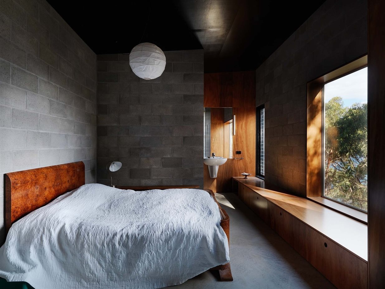 mueble bajo hace las veces de estante y alféizar en esta casa proyectada por Kerstin Thompson Architects