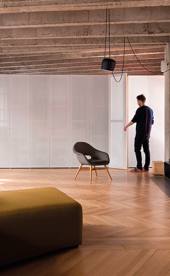  Sistema de armarios camuflado en la pared, de Gut Gut Architects