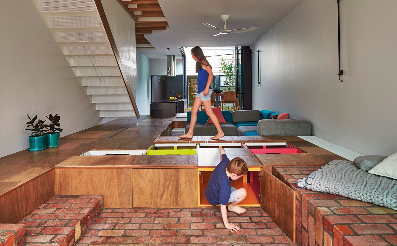 Cajas practicables bajo la superficie transitable, en un proyecto de Austin Maynard Architects