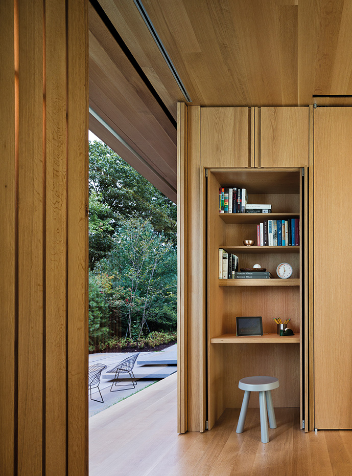 interior de un armario se convierte en un funcional escritorio. Desai Ghia Architecture