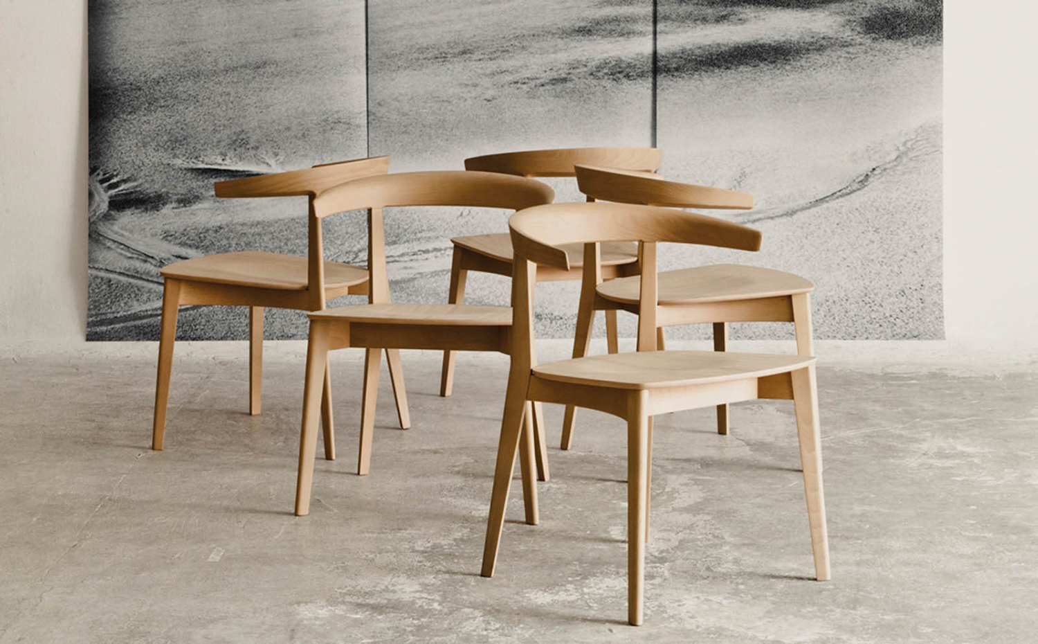sillas Carola, diseño de Lievore Altherr Molina para Andreu World. madera de haya