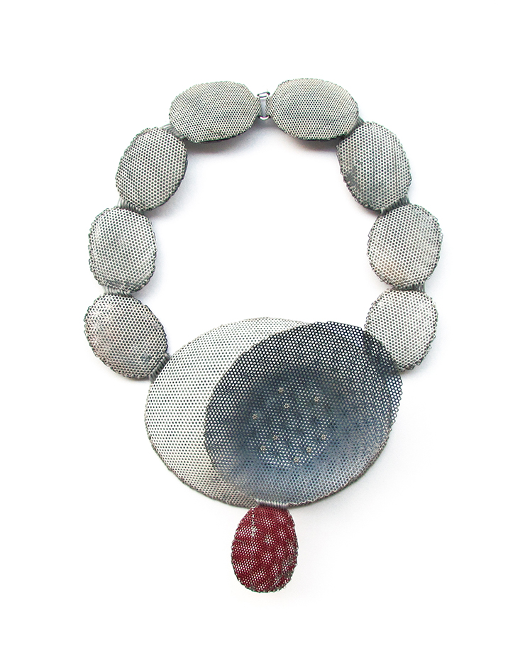 Dana Hakim Neckpiece (1). Collar realizado con malla metálica de altavoz, de Dana Hakim Berkovich