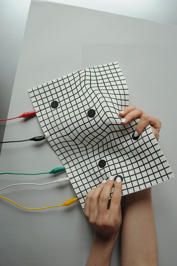 EJTECH - Esteban de la Torre, Judit Eszter Kárpáti, 2015, Liquid MIDI, photo credit  Ejtech 4. Liquid MID, de Ejtech, es una una interfaz textil experimental para interacciones sonoras. Utiliza una tinta electroconductora que envía samplers a instrumentos electrónicos