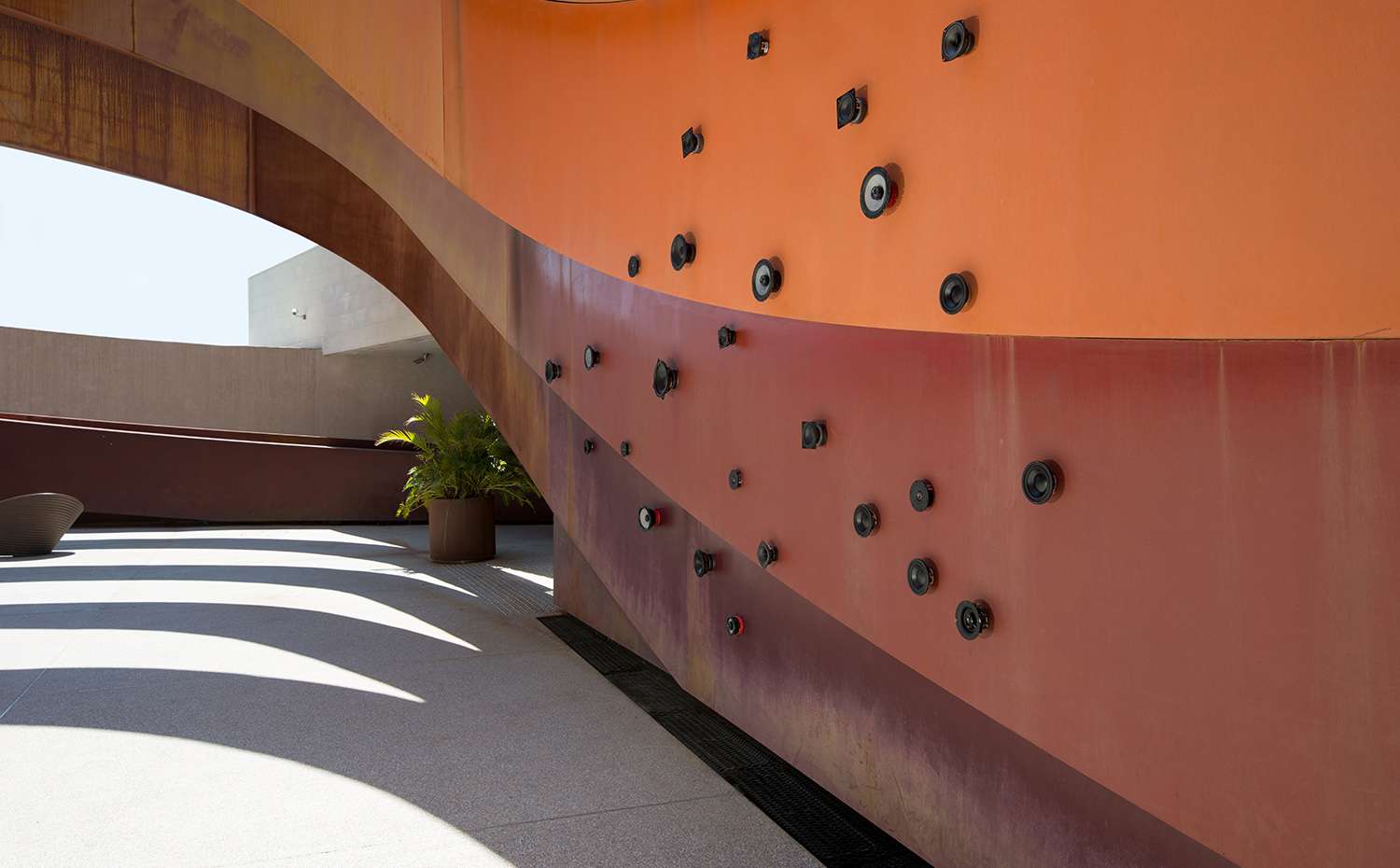 Exterior Building- sound of architecture image by Shai Ben Efraim (2). El propio edificio del Museo, diseñado por Ron Arad, forma parte de la exposición al convertirse en un gigantesco instrumento musical con ayuda de más de cien altavoces distribuidos en su exterior