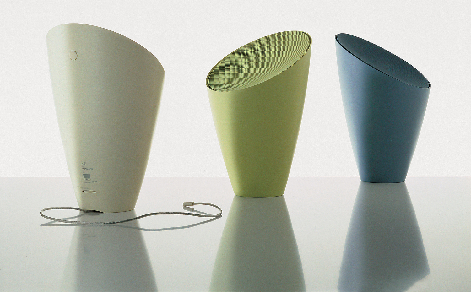 Philippe Starck, Poe Radio, 1997, Thomson Alessi, photo credit Alessi Museum 2. Poe Radio (1997), diseño de Philippe Starck, Thomson Alessi