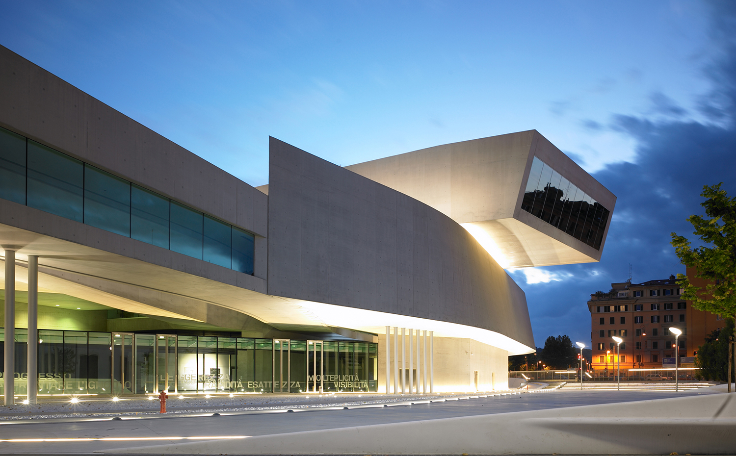 El mismo museo que acoge la exposición, inaugurado en 2010, es una obra de Zaha Hadid