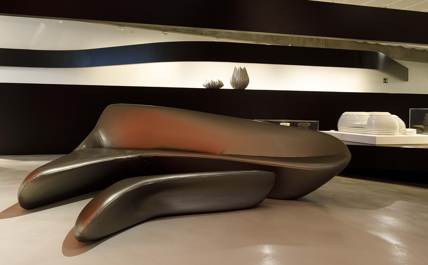 La firma B&B Italia es uno de los espónsores de la muestra. Su sofá Moon, diseñado por Zaha Hadid en 2007, fue elegido para decorar el vestíbulo del Museo MAXXI