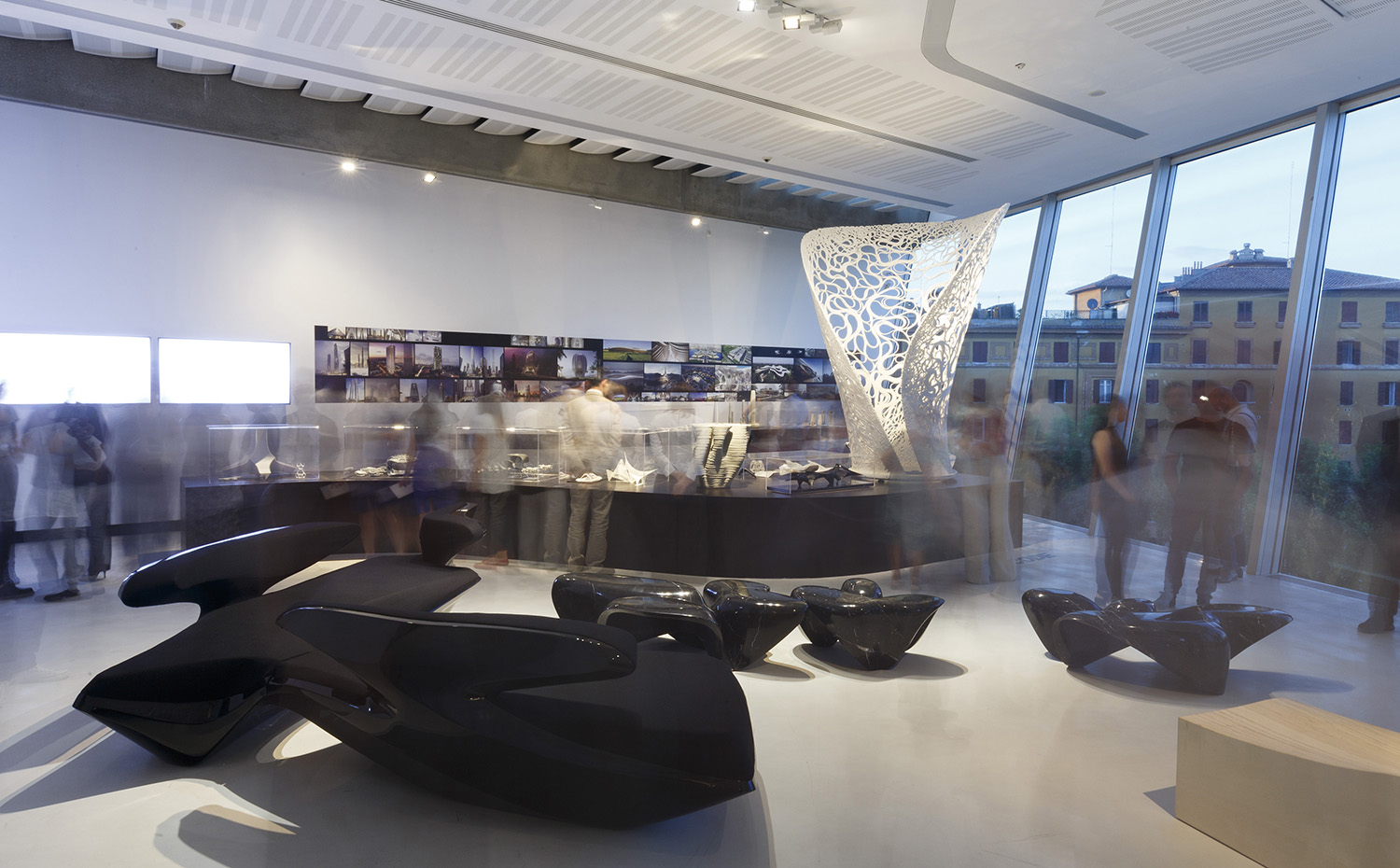 La exposición incluye piezas de diseño, maquetas, imágenes y vídeos de proyectos de Zaha Hadid en Italia
