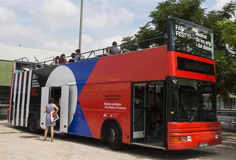 Durante el festival, la exposición móvil "El estado turístico" recorrerá varias zonas de Barcelona a bordo de un autobús turístico adaptado