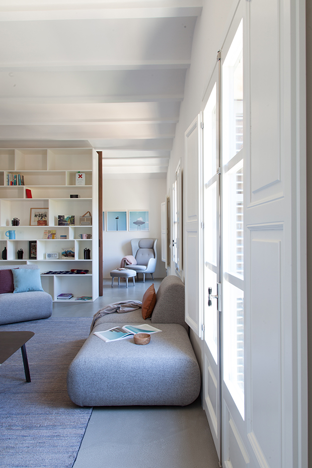 IMG 2303. Puertas correderas unen o separan el estudio y el dormitorio, situados en ambos extremos de la vivienda, con el espacio central que ocupa el salón y la cocina. Así puede crearse todo un frente despejado para facilitar el paso de la luz natural