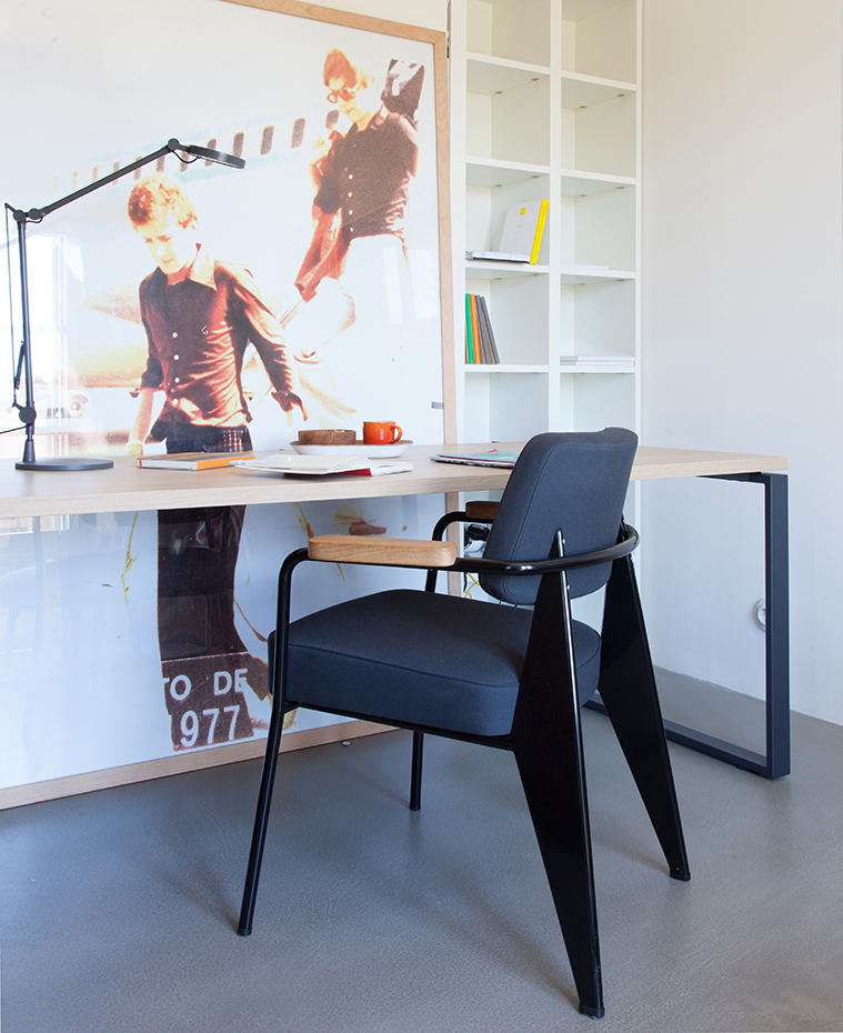 IMG 2385. Mesa de estudio de New Bordonabe. Silla, de Jean Prouvé, editada por Vitra