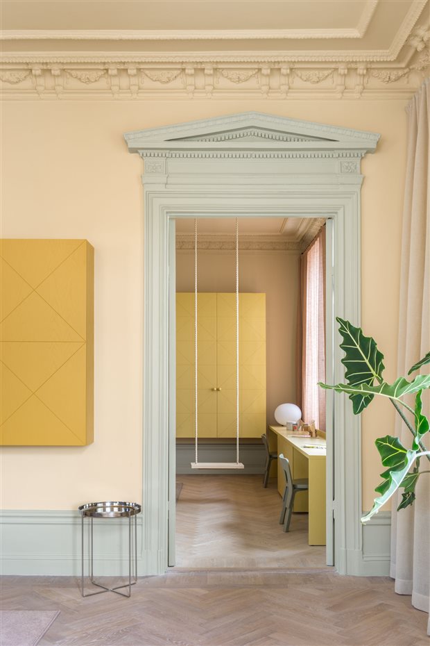 Note-Design-Studio-04. Junto a las ventanas se han colocado plantas de hojas grandes y verdes, una nueva tendencia