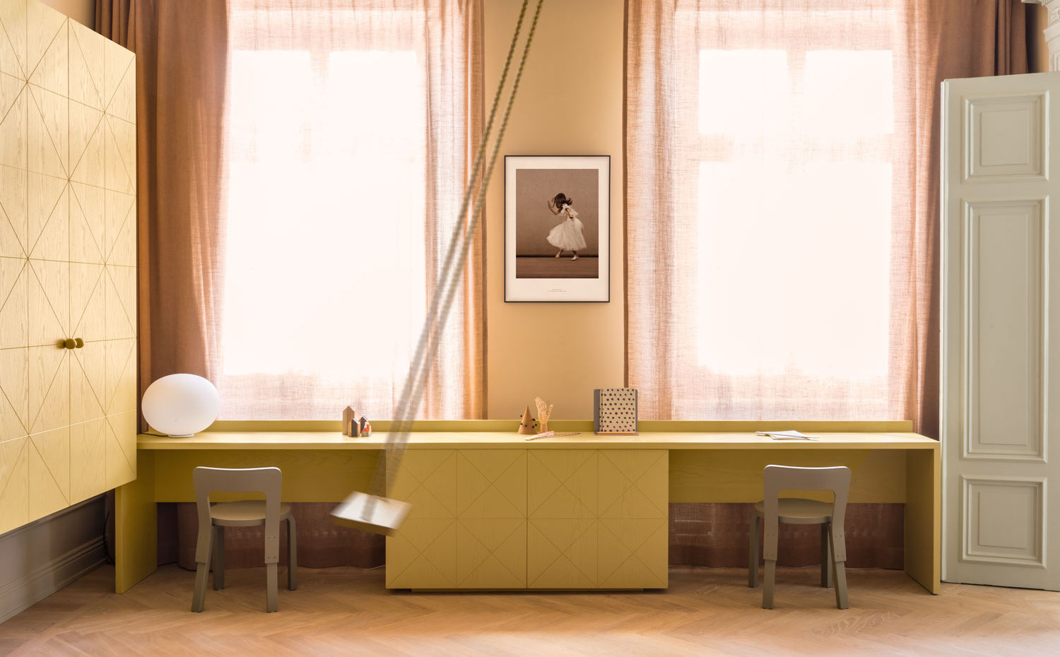 Note-Design-Studio-08. Un columpio junto a la mesa de estudio de los niños. Así difícil aprobar