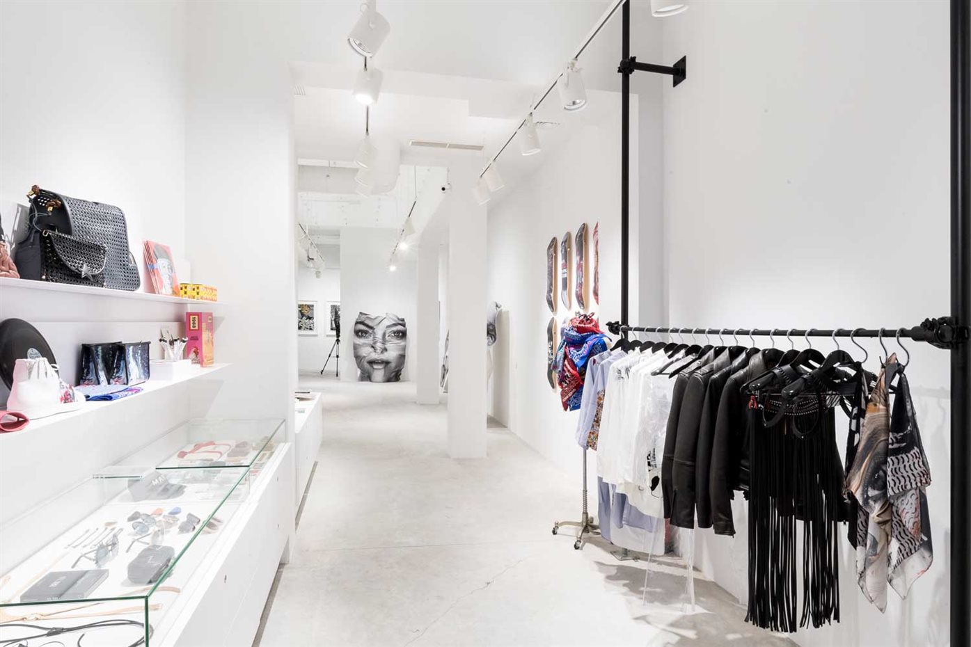 9. La galería se divide en dos ambientes: una zona de venta de producto y el espacio de exhibición al fondo