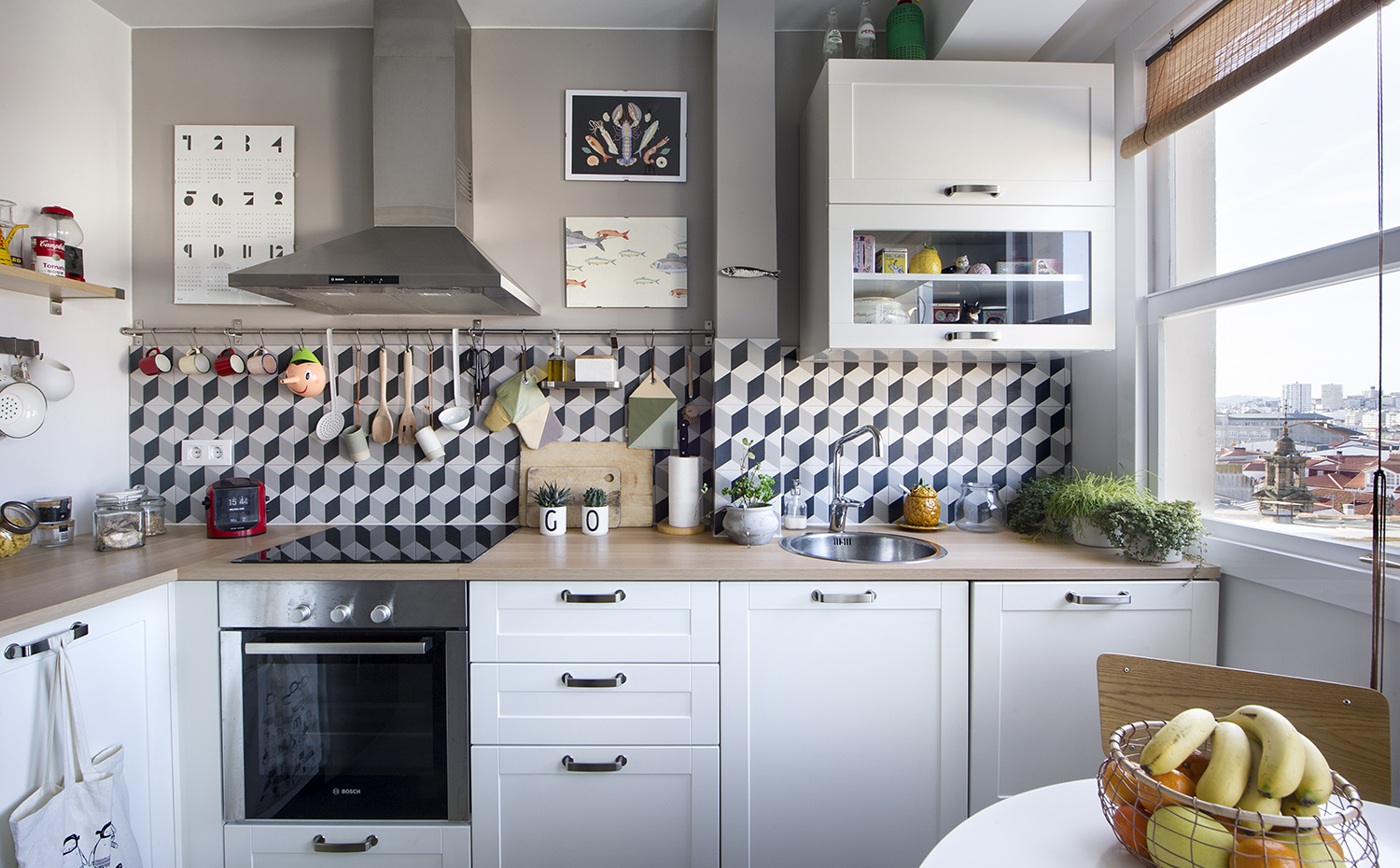 PISOCORUÑA 03. El antepecho de la cocina está decorado con motivos geométricos
