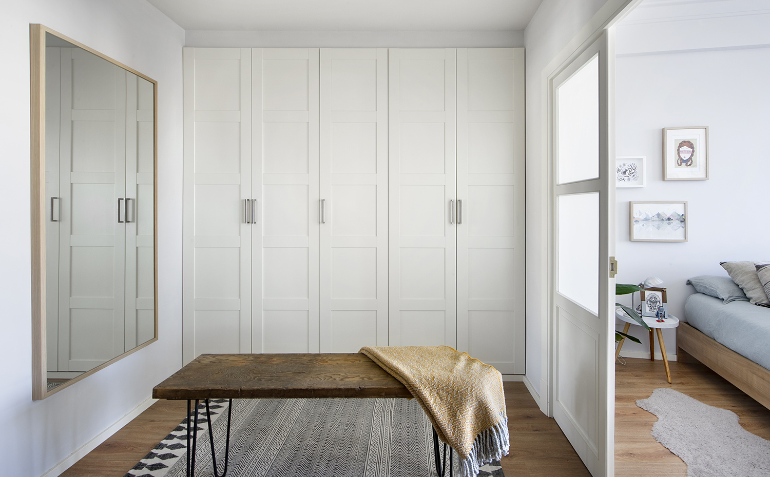 PISOCORUÑA 14. En el vestidor destaca un banco diseñado por Gaila y su pareja Óscar y realizado por un herrero a partir de un escalón centenario de una casa antigua. La alfombra es de Madam Stoltz