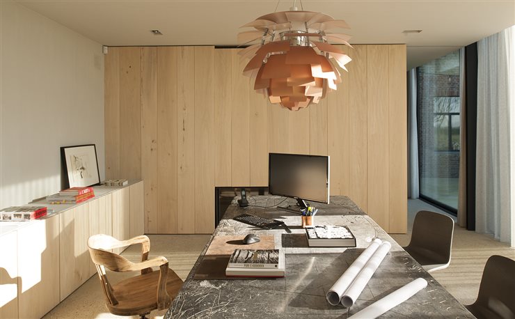 Interior de una casa en Bélgica, de Govaert & Vanhoutte. Lámpara de suspensión PH Artichoke, de Poul Henningsen para Louis Poulsen