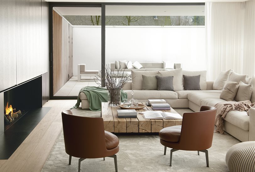 Proyecto de Cubyc Architects. Sofá Grandemare y butacas Feel Good, de Antonio Citterio para Flexform